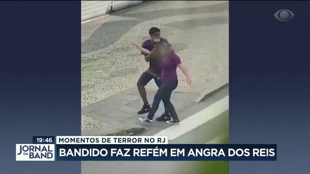 Bandidos fazem refém na rua em Angra dos Reis Reprodução TV