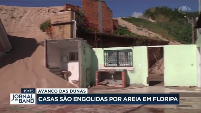 Casas são engolidas por areia em Florianópolis Reprodução TV