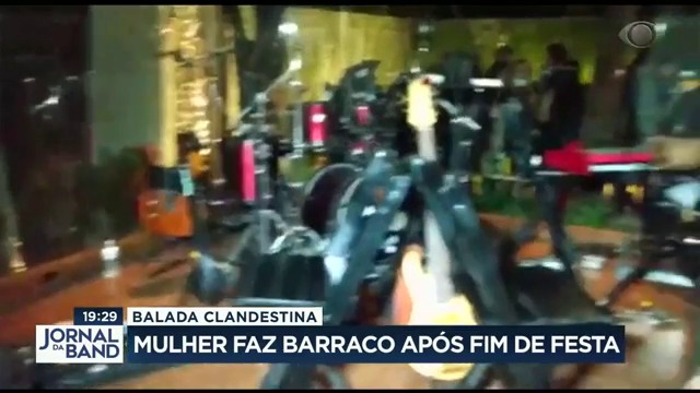 Mulher xinga agentes após polícia interromper festa ilegal Reprodução TV