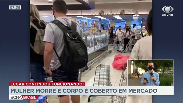 Mulher morre e corpo é coberto por plástico em mercado do RJ Reprodução TV