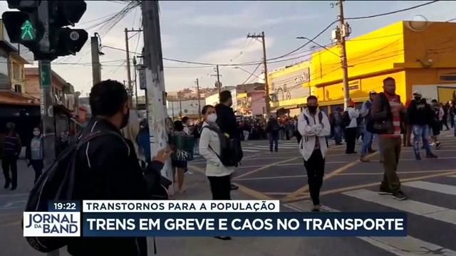 Transtorno para a população: trens em greve e caos no transporte em SP Reprodução TV