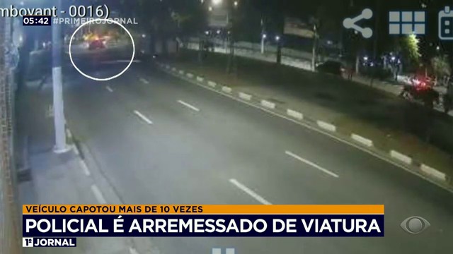 Policial é arremessado de viatura após capotar mais de dez vezes Reprodução TV