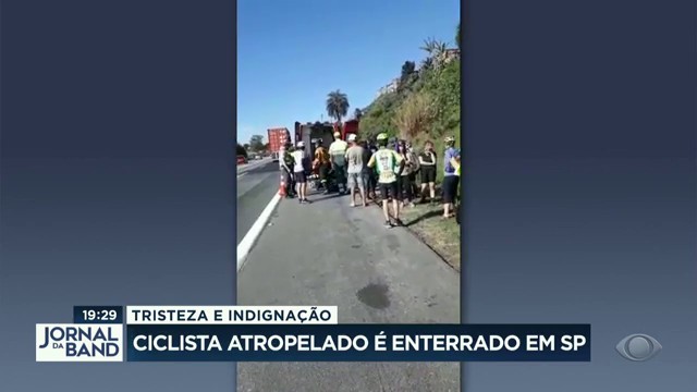 Tristeza e indignação: ciclista atropelado é enterrado em SP Reprodução TV