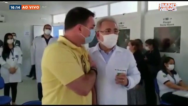 Flávio Bolsonaro é vacinado por Queiroga contra Covid-19