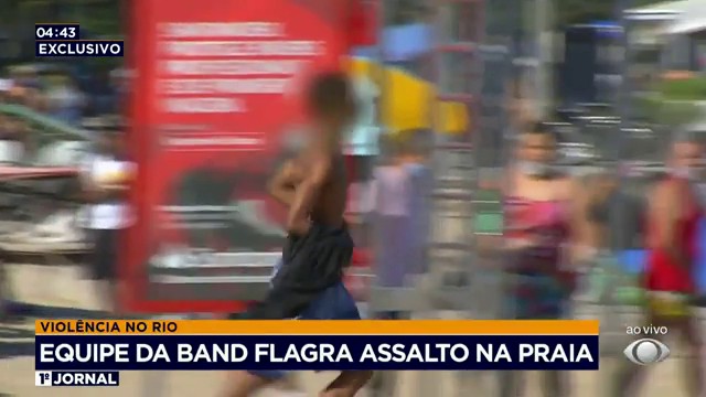 Equipe da Band flagra assalto em praia do RJ Reprodução TV