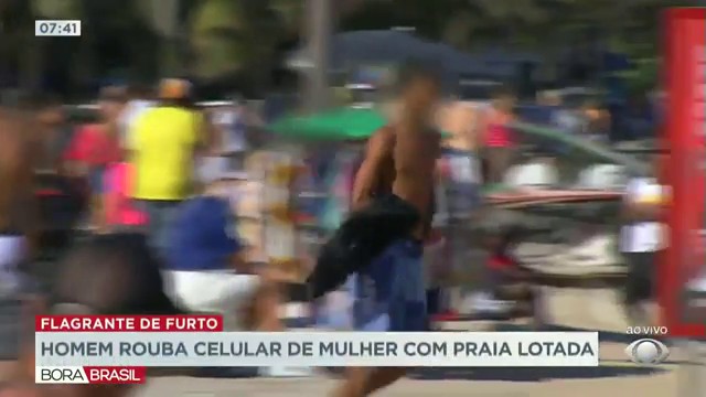 Equipe da Band flagra homem roubando celular de mulher em praia no RJ Reprodução TV