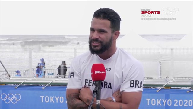 Italo Ferreira celebra ouro inédito no surfe nos Jogos de Tóquio