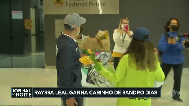 Rayssa Leal volta ao Brasil e pede para fãs evitarem aglomeração