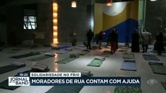 Solidariedade no frio: moradores de rua contam com ajuda Reprodução TV