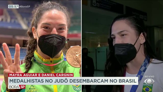 Medalhistas no judô desembarcam no Brasil Reprodução TV