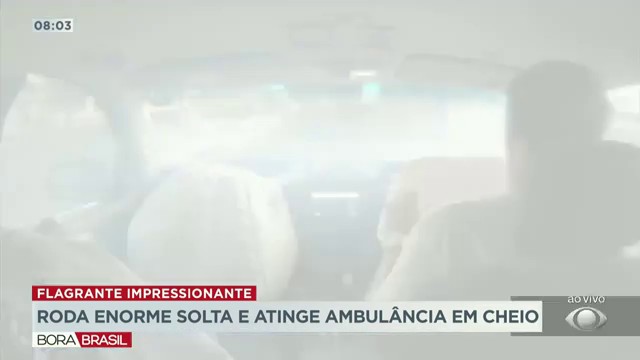 Roda enorme solta e atinge ambulância em cheio Reprodução TV