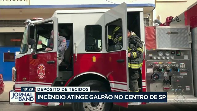 Incêndio destroi depósito de tecidos em SP Reprodução TV