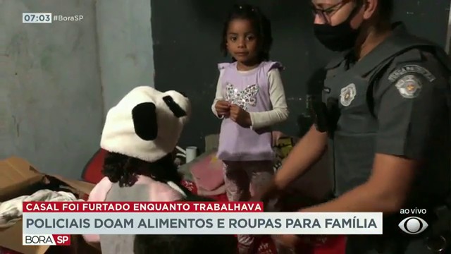 Policiais doam alimentos e roupas para família Reprodução TV