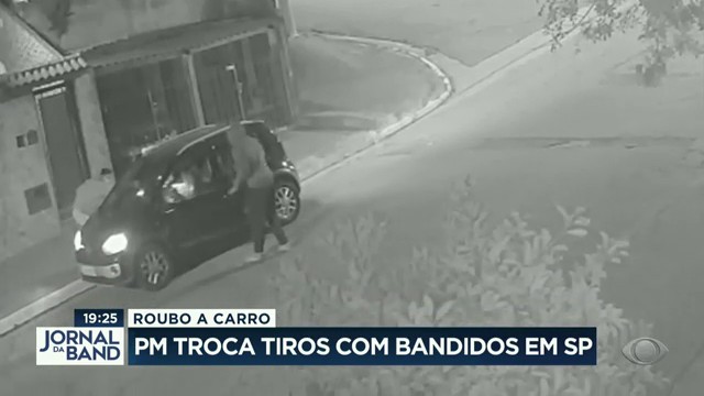 Roubo a carro: PM troca tiros com bandidos em SP  Reprodução TV