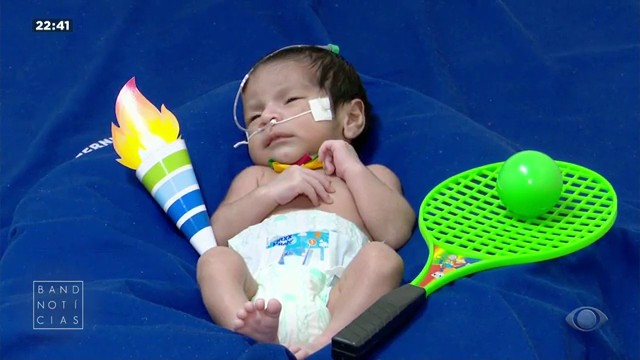 Bebês prematuros ganham ensaio fotográfico para comemorara a vida