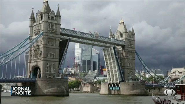 Ponte emperra em Londres e bloqueia passagem de carros e pedestres Reprodução TV