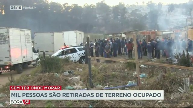 Mil pessoas são retiradas de terreno ocupado Reprodução TV