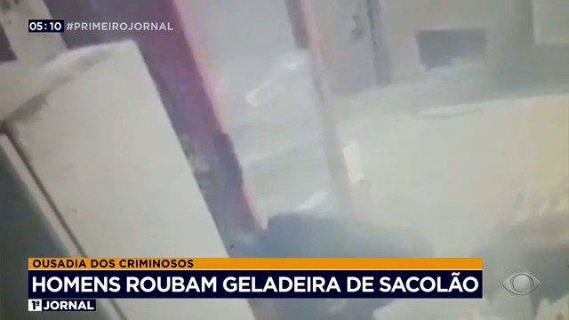 Homens roubam frutas e geladeira de sacolão Reprodução TV