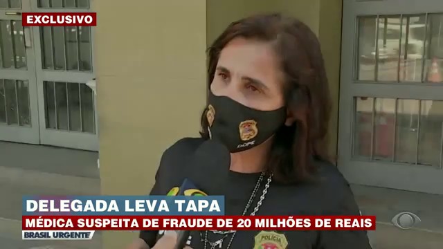 DELEGADA LEVA TAPA DURANTE OPERAÇÃO Reprodução TV