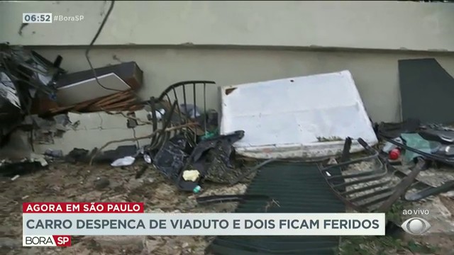 Carro despenca de viaduto e dois ficam feridos Reprodução TV