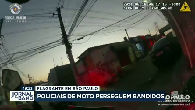 Flagrante: policiais de moto perseguem bandidos Reprodução TV