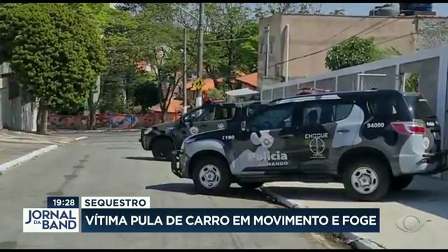 Vítima pula de carro em movimento para fugir de sequestradores Reprodução TV