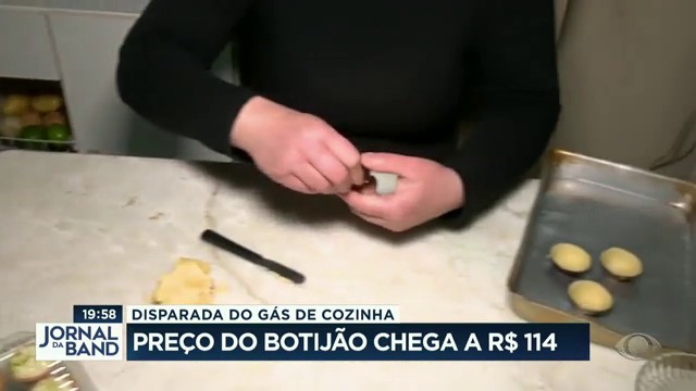 Disparada do preço: botijão de gás chega a custar R$ 114 Reprodução TV