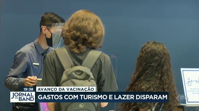 Gastos com turismo e lazer disparam com avanço da vacinação Reprodução TV