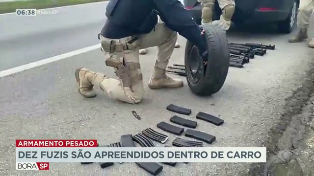 Dez fuzis são apreendidos dentro de carro Reprodução TV