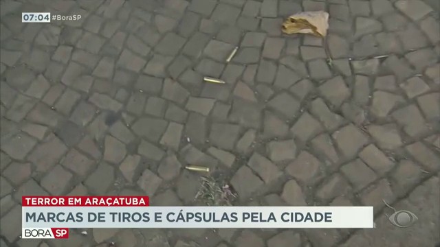 Marcas de tiros e cápsulas pela cidade Reprodução TV