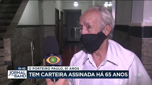 Porteiro tem carteira assinada há 65 anos Reprodução TV