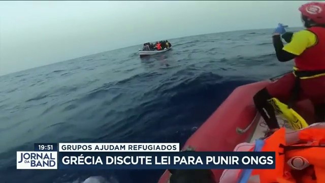 Grécia quer punir ONGs que socorrem barcos com migrantes Reprodução TV