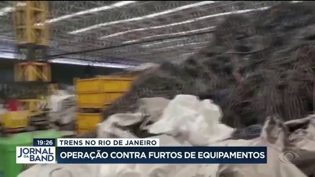 Polícia do RJ faz operação contra furto de fios em estações de trem Reprodução TV