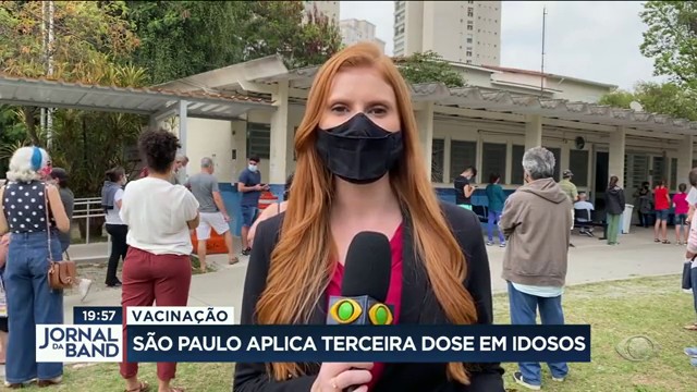 São Paulo aplica terceira dose em idosos Reprodução TV