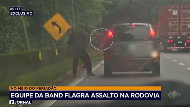 Equipe da Band flagra assalto em rodovia Reprodução TV