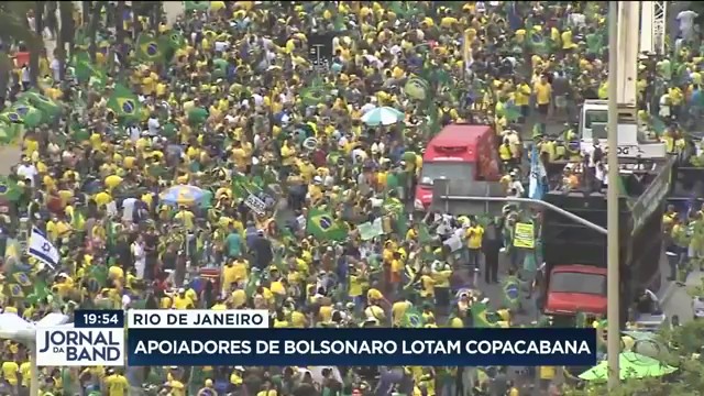 Apoiadores de Bolsonaro lotam Copacabana no Rio de Janeiro Reprodução TV