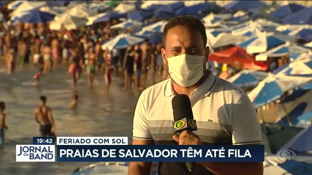 Feriado com sol: praias de Salvador tiveram até fila Reprodução TV