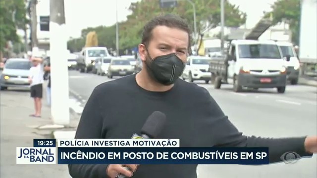 Polícia investiga motivação: incêndio em posto de combustíveis em SP Reprodução TV