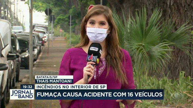 Fumaça de queimada causa acidente com 16 carros em SP Reprodução TV