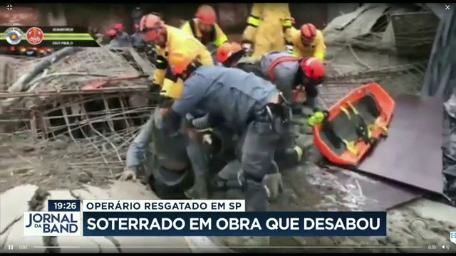 Obra desabou em São Paulo e operário soterrado foi resgatado Reprodução TV