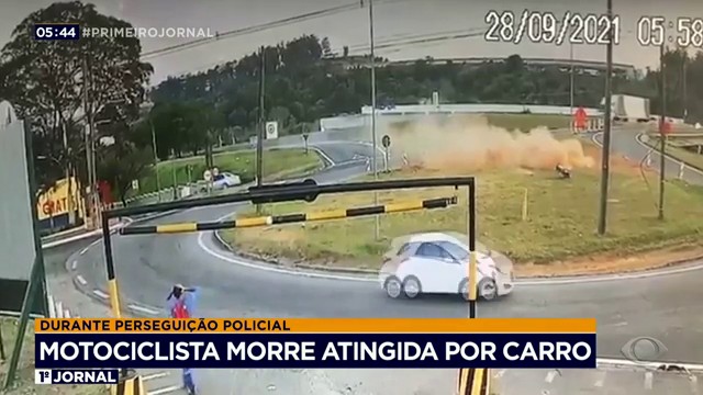 Motociclista morre atingida por carro durante perseguição Reprodução TV