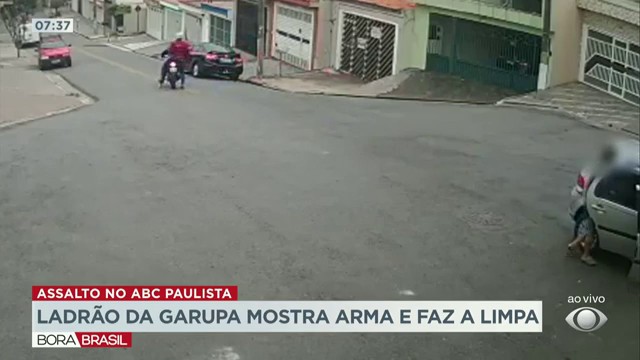 Ladrão da garupa mostra arma e faz a limpa no ABC Paulista Reprodução TV