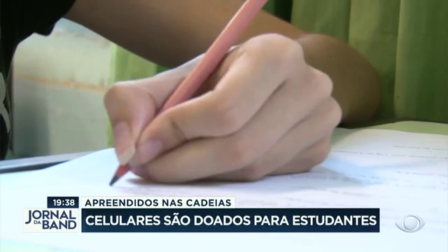 Celulares apreendidos em cadeias são doados para estudantes Reprodução TV