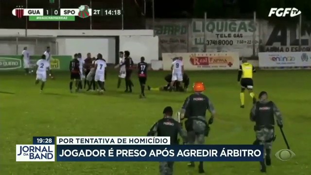 Um jogador de futebol foi preso acusado de tentar matar o juiz o jogo Reprodução TV