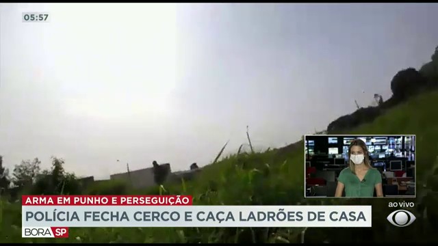 Polícia fecha cerco e caça ladrões de casa Reprodução TV