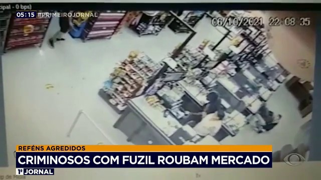 Criminosos com fuzil roubam mercado Reprodução TV