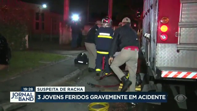 3 jovens feridos gravemente em acidente Reprodução TV