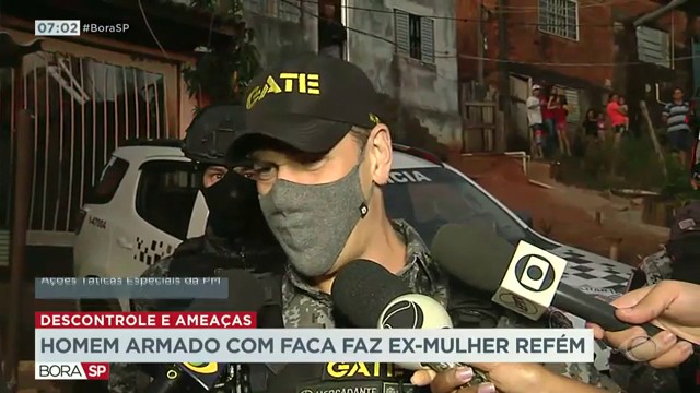 Homem armado com faca faz ex-mulher refém  Reprodução TV