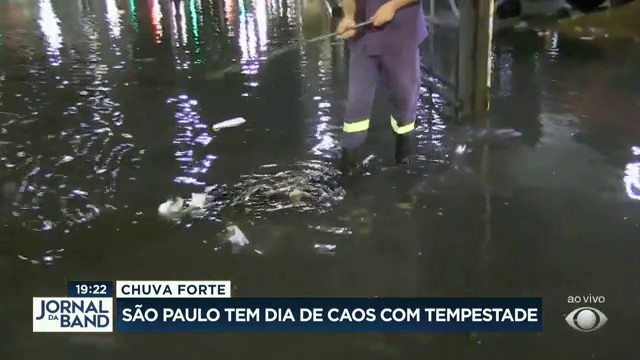 São Paulo tem dia de caos com tempestade  Reprodução TV