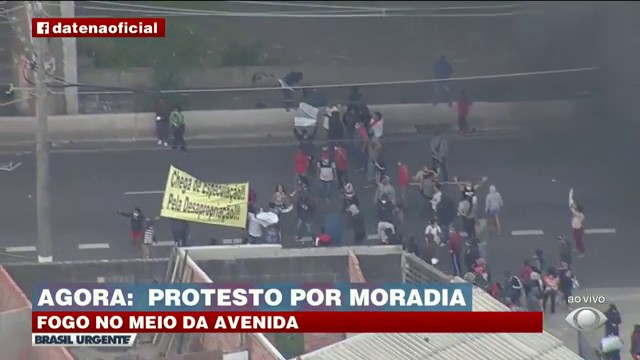 BRASIL URGENTE - MANIFESTANTES FAZEM BARREIRA COM FOGO EM AVENIDA Reprodução TV